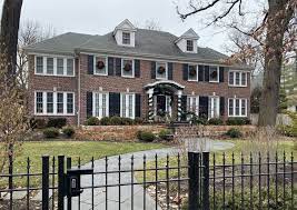 Almost 30 Years Later Winnetka Residents Say Home Alone Changed The Neighborhood But They Re Ok With It Home Alone Colonial House Plans Sims House Design