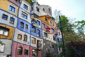 The hundertwasserhaus forms a mosaic of shapes, colours and pillars in the typical fashion associated with artist, friedensreich hundertwasser. Hundertwasserhaus In Wien Osterreich Franks Travelbox