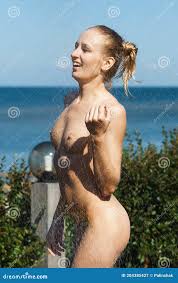 Jovem nua tomando banho imagem de stock. Imagem de modelo - 204385427