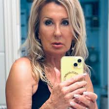 Wer vermisst mich? Ich hab die ganze Nacht in Kirchbichl verbracht, lt.  Tierarzt ca 1 Jahr, nicht gechipt. Ich warte im Tierheim Wörgl auf meine  Familie 🤗