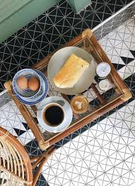 Kl Now Å°±å¨åéå¡ È¨åè¡lim Kee Cafeææ§åå¡é¦ Æ©é¤å¿åä¼ ç»ç¤é¢ååé»åå¡ Facebook 还记得隐藏在吉隆坡茨厂街、拥有十几年历史咖啡厅兼家居用品店peter hoe吗？ 在2016结束营业后，peter hoe很快地另寻新址，迁至多莱莎米路（jalan doraisamy）。这里曾是著名的夜店街，如今翻新后成了聚集不同酒吧、咖啡厅、西餐厅的the row。而全新面貌的peter hoe cafe at the row也落址于此。 kl now å°±å¨åéå¡ è¨åè¡lim kee cafeææ§åå¡é¦ æ©é¤å¿åä¼ ç»ç¤é¢ååé»åå¡ facebook