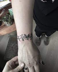 Une fois votre tatouage poignet bracelet enfin tatoué sur votre corps, vous le porterez pour toute la vie donc il faut bien y songer, communiquez à propos de votre envie partout autour de vous et bien sûr à votre tatoueur avant de fouler sa porte ! 100 Idees De Tatouages Bracelet Pour Femme Tatouez
