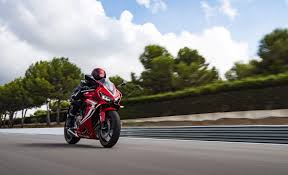Sportbike reviews and sportbike comparisons. Sport Honda