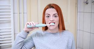 Élimine plus de plaque dentaire qu'une brosse à dents manuelle classique. Comment Bien Choisir Son Dentifrice Et Sa Brosse A Dents