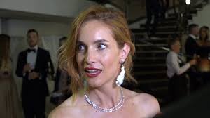 Hana vagnerová natáčela expozituru celé dny, až jí jednou došly síly. Mff Karlovy Vary Herecka Hana Vagnerova Oslnila Festival V Tehle Extravagantni Robe Z Praveho Peri Super Cz