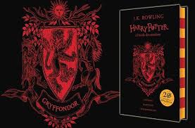 Harry Potter A L Ecole Des Sorciers Fete Son Anniversaire Avec Quatre Editions Aux Couleurs De Chaque Maison Harry Potter Sorciers Harry Potter Trucs