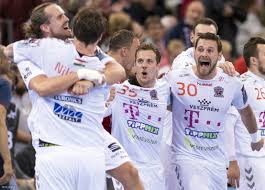 Egymás helyett az útkeresés segítő szolgálatot ajándékozták meg a dunaújvárosi kohász kézilabda akadémia felnőtt csapatának játékosai. Index Sport Veszprem Kielce Es Barcelona Vardar A Ferfi Kezi Bl Ben