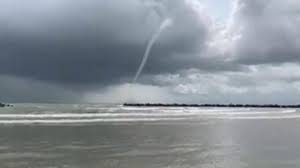 Il questore chiude il locale la ragazzina era stata portata in ospedale in stato confusionale. Video Meteo Doppia Tromba D Aria E Grandine Maltempo Esplosivo Adriatico Meteo Giornale