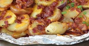 Transformez Un Sac De Pommes De Terre Grelots En Un Accompagnement Cuit Sur Le Gril Tout A Fait Decadent Recipes Food Cooking