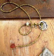 Un Collier A Porter Ras De Cou Ou Mi Long Selon Son Bon Plaisir Avec Perles Oeil De Tigre Curieux Regards Peridot Beaded Delicate Bracelet Tiger Eye Beads