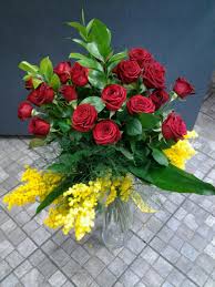 Biglietto in omaggio (inclusi messaggi suggeriti). 24 Rose Rosse Con Mimosa E Verdi Di Stagione Mimosa Milano Rose Milano