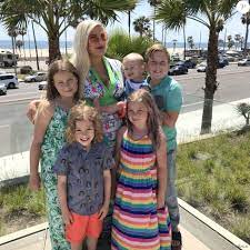 @ après un voyage à copenhague pour des raisons professionnelles, tori spelling s'est offert une virée à paris en famille avant de retourner apparemment énervé par la présences de photographes et des cameramen, l'un des enfants de la star s'en est pris à l'un d'entre eux en le frappant avec sa. Tori Spelling Avec Ses Enfants Liam Finn Beau Hattie Et Stella Au Pasea Hotel And Spa A Huntington Beach Los Angeles Le 13 Mai 2018 Purepeople