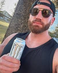 The difference 20 months can make. More tissue, less sweet chilli sauce,  same focus. To be better than my previous self. 7 weeks out 2023 vs 7 weeks  out 2025. 105kgs vs