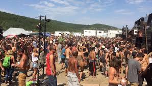 Une Rave Party Geante Dans Les Cevennes It can feature performances from djs or live music performers.