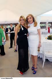 Γεννημένη στη σπάρτη, μεγαλωμένη στην αθήνα, ψιλοπανκιό που κέρδισε σε διαγωνισμό μοντέλων και πήγε στο μαϊάμι. H Prigkipissa Ths Oikogeneias Bardinogiannh Paroysiase Th Nea Ths Syllogh Fwtografies