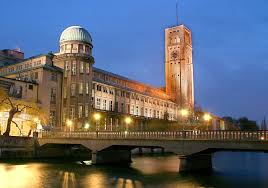 ドイツ博物館（ドイツはくぶつかん、 deutsches museum ）はドイツのミュンヘンにある技術・科学の国立博物館である。 ドイツ国内のみならず、世界でもこの方面の博物館として頂点に立つものとされる。ミュンヘン旧市街の東側、イーザル門を出てすぐのイーザル川の中州に立つ。 ãƒ‰ã‚¤ãƒ„åšç‰©é¤¨ Wikipedia