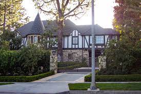 Explore the world of beverly hills highschooler cher horowitz and you'll find out that there's more to this ritzy neighborhood than just shopping. Touring Los Angeles Cher Horowitz Style Clueless Turns 25