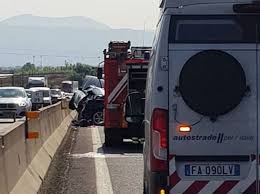 Il sinistro si è verificato pochi minuti prima delle 9 all'altezza del chilometro 141 tra lo svincolo della. Incidente In A11 Vigili Del Fuoco E Tre Ambulanze Sul Posto Gonews It