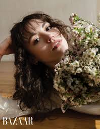 A Sunny Day: Vẻ đẹp tự nhiên của người phụ nữ bên hoa