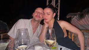 Charli XCXs Verlobter George Daniel feiert JGA auf Ibiza