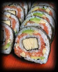 Futomaki Arc En Ciel Diablement Bien Roule Sav Hourra Recette Asiatique Recette Japonaise Cuisine Japonaise