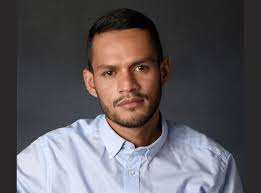 Egresado que coordina el proyecto editorial de los 50 años de la UAO