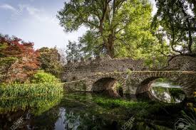 Weiterführende links zu gartenstuhl ninfa. Alte Brucke Auf Dem Kristallinen Wasser Im Garten Von Ninfa In Der Provinz Von Latina Italien Europa Lizenzfreie Fotos Bilder Und Stock Fotografie Image 78826460