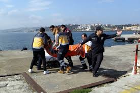 5 kasım, sinop'ta plaj, deniz sezonu halen devam etmekte. Sinop Ta Denize Dusen Genc Kizi Deniz Polisi Sudan Cikardi Son Dakika Haberleri