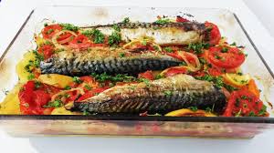 Va invit sa vedeti mai departe reteta video. Macrou Cu Legume La Cuptor Youtube