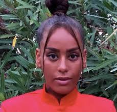 Amel Bent : gros décolleté et silhouette amincie... la chanteuse enflamme  Instagram