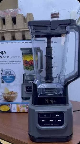 Ya disponible la Licuadora Ninja Clásica! 🙋🏻♂️ ✓ Motor 1000w ✓ Panel  Digital ✓ 3 Velocidades ✓ Jarra de 72oz La puedes encontrar aquí en  Hypertech con un súper precio de promoción