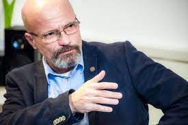 Join facebook to connect with bendegúz fehér and others you may know. Zacher Gabor A Budapesti Ujgazdag Sajat Titkarnot Akar Akit Idonkent Meg Lehet Kefelni Az Iroasztalon