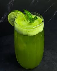 El alivio perfecto para el calor de Panamá está en este vaso. 🍃🍋 Nuestra  limonada con hierbabuena es mucho más que una bebida fría; es una explosión  de frescura natural. Preparamos cada