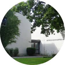 Und hinter der großen glasfront im eingangsbereich verfügt jeder wohnbereich über einen reizvollen innenbalkon, von dem aus sie einen schönen blick in das helle foyer haben. Kontakt Dietrich Bonhoeffer Haus Memmingen Kirchenmusik St Martin