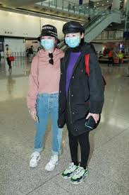 Manage your video collection and share your thoughts. é«˜æµ·å®æ±¤æ´›é›¯åŒèµ°æœºåœº ç›¸å·®1å²é£Žæ ¼ä¸åŒ ç©¿æ­æ˜¾çŽ°å¹´é¾„å·® å¤©å¤©è¦é—»