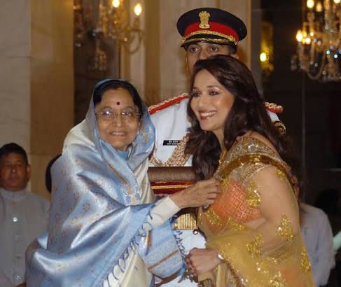 File:The President, Smt. Pratibha Devisingh Patil presenting the Padma Shri  Award to Ms. Madhuri Dixit.jpg - Wikimedia Commons