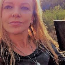 Lisa Narramore's Instagram, Twitter & Facebook