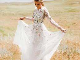 You made the right choice because simple wedding dresses can make you look amazing. These 27 Stylish Real Brides Wore Long Sleeves