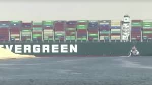 Ein schiff ist auf der wichtigen handelsroute auf grund gelaufen. Aywf Wal660c0m