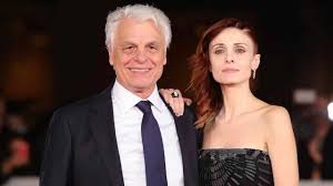 Info su michele placido biografia filmografia discografia video foto citazioni curiosità frasi celebri qui puoi conoscere la carriera e le curiosità sulla vita privata di michele placido, leggere le notizie più. Avete Visto La Moglie Di Michele Placido E Un Attrice Ha 37 Anni In Meno E Senza Il Suo Amore Lui Sarebbe Perduto