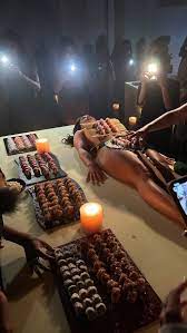 Kanye West過46歲生日！女體盛派對開餐「裸女身上覆蓋生魚片壽司