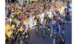 Mais dès l'arrivée du peloton à castres, à 43 kilomètres de l'arrivée, les routes seront bien plus larges, le peloton aura une ligne de mire et il sera donc bien plus compliqué de faire la différence sur de telles routes. Photos Tour De France La Foule Sur La Ligne D Arrivee A Nancy