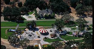 Der vor sieben jahren verstorbene king of pop wurde 2005 nach einem langen prozess vom vorwurf des kindesmissbrauchs. In Michael Jacksons Neverland Steht Ein Millionenschweres Herrenhaus Vor Dem Abriss Nach Welt