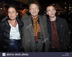 Munchen Deutschland 7 Okt 2017 Schauspieler Und Schriftsteller Franz Xaver Kroetz Seine Ehemalige Frau Marie Theres Kroetz Relin Und Ihr Sohn Ferdinand Pose Wahrend Der Premiere Gala Der Circus Roncalli Unter