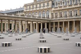 les colonnes de buren dans les jardins du palais royal paris tourist palais royal parisian architecture