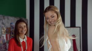 Zwei Wochen Vor Der Gzsz Hochzeit Hier Probiert Sunny Ihr Brautkleid An Brautkleid Braut Gzsz