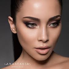 Molly Mohan (Mmohan_beauty)