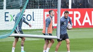 Robin gosens has revealed in his biography the ronaldo interaction that left him crushed i was completely blushed and ashamed, gosens continued to explain. Robin Gosens Schwarmt Von Dfb Ruckkehrern Muller Und Hummels
