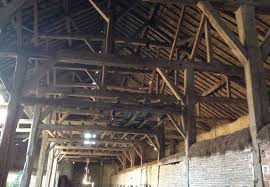 Cette Charpente Vieille De Six Siecles Menace Ruine Sous Peu Elle Va S Ecrouler 200 Tonnes De Chene En Parfai Plafond A La Francaise Charpente Manoir Hante