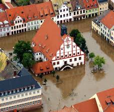 In deutschland sind bei überschwemmungen durch heftige regenfälle mindestens 19 menschen getötet und dutzende vermisst worden, teilten in einigen teilen deutschlands sind innerhalb von 48 stunden 148 liter pro quadratmeter gefallen, im gesamten juli sind es 80 liter pro quadratmeter. Fotovergleich Grimma In Sachsen Die Hochwasser 2002 Und 2013 Bilder Fotos Welt